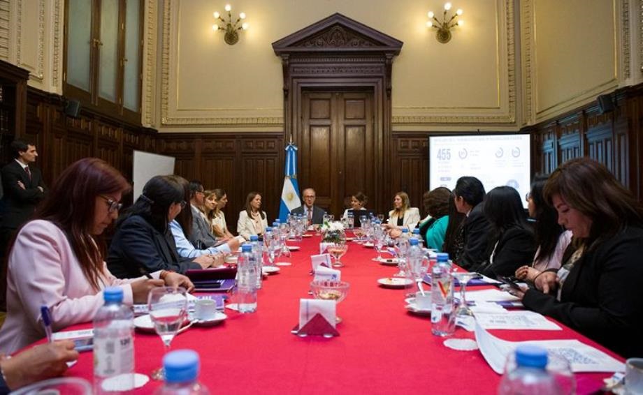 Encuentro entre la OVD y la delegación del Poder Judicial de Perú.